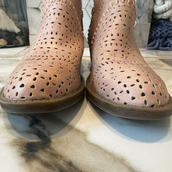 Not Rated Girl's Pink Laser Eyelet Vegan Leather Ankle Booties Size 6.5 - Picture 3 of 9